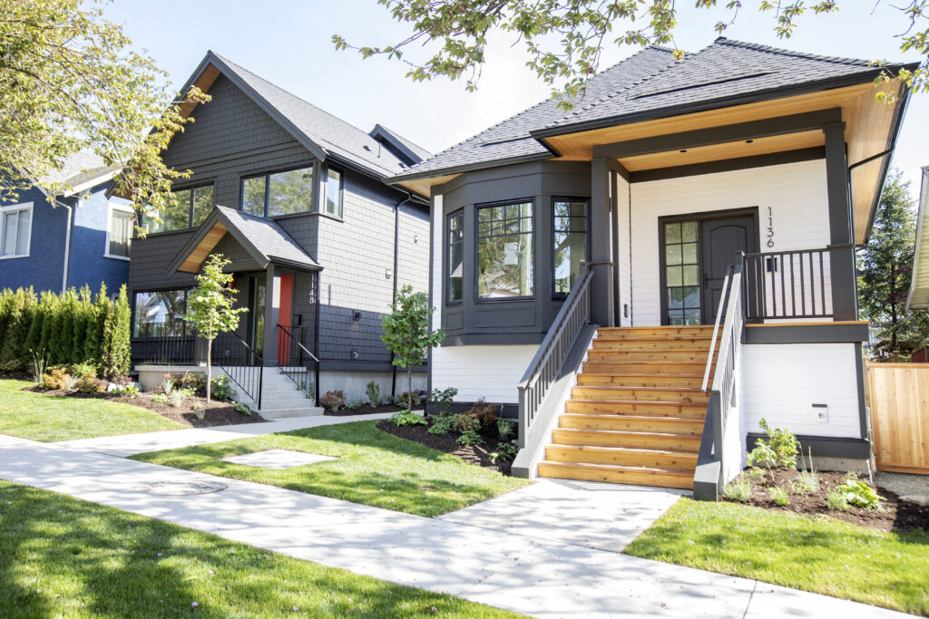 Five-unit Infill comprising a triplex that runs the length of one side of the lot, and two single detached homes; Project Team: Architrix; Photo Credit: Architrix. 5 units; Triplex; 3 blg