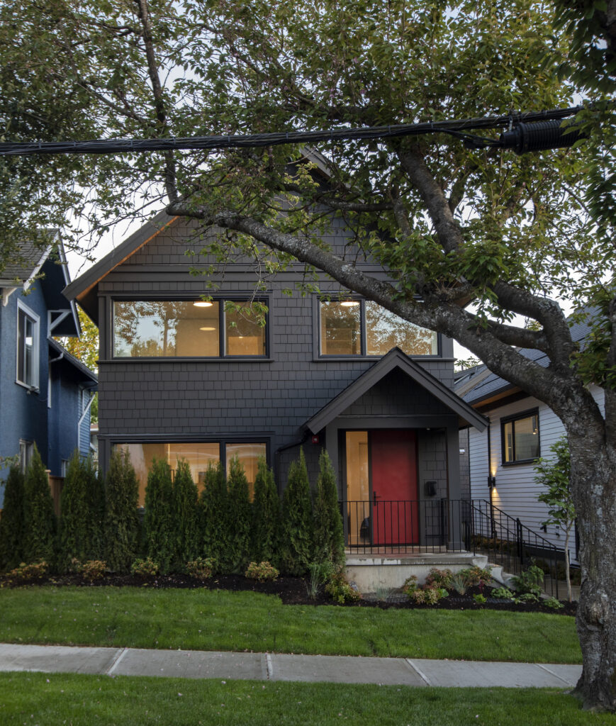 Five-unit Infill comprising a triplex that runs the length of one side of the lot, and two single detached homes; Project Team: Architrix; Photo Credit: Architrix. 5 units; Triplex; 3 blg